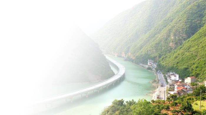 用 “三峡” 牌水泥修建的中国首条水上生态环保公路， 被誉最美水上公路——湖北省兴山县古夫至昭君大桥公路.jpg